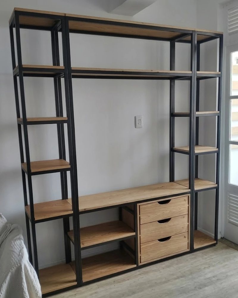 Librero de herrería con repisas de madera