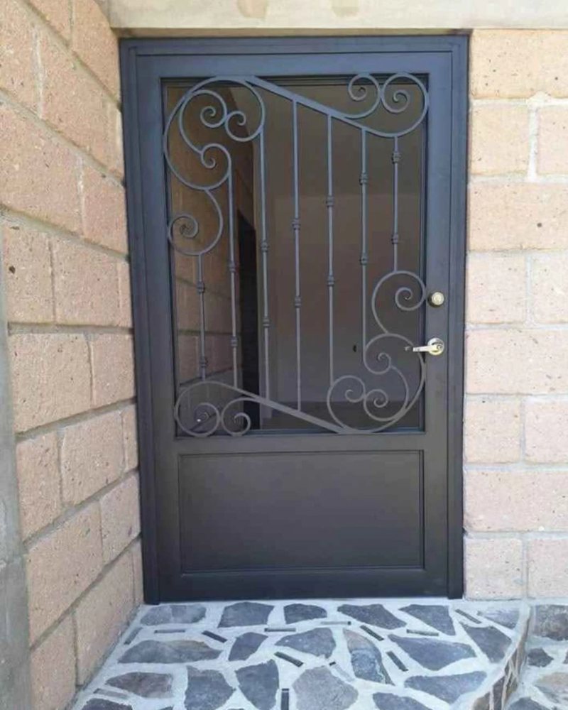 Puerta de herrería con forja