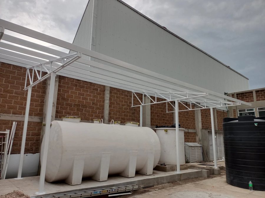 Techumbre de estructura metálica en una planta industrial